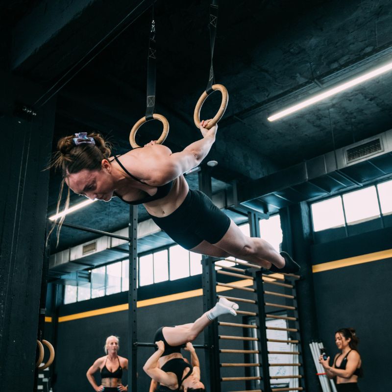 Abbey Willis holding a front lever on gymnastic rings